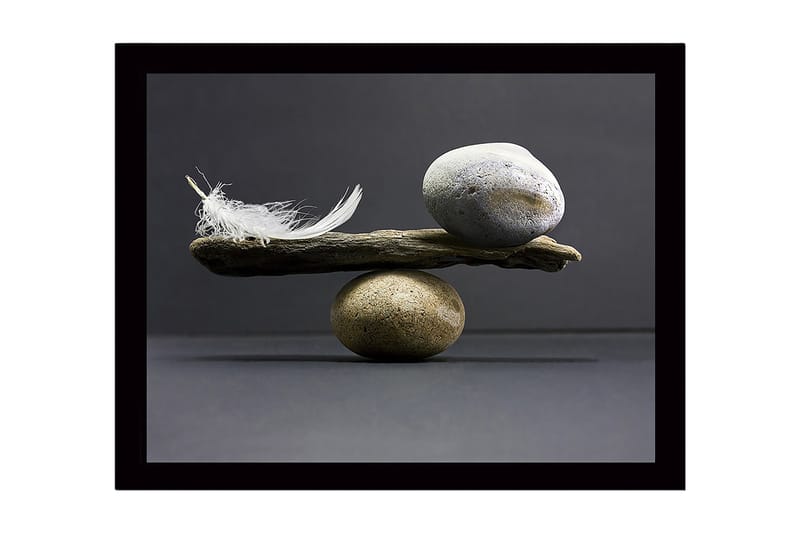 Indrammet lærredstryk i træ - 41x56 cm - Balance mellem sten og en fjer på et stykke træ - Grå / Beige / Hvid - Boligtilbehør - Billeder & kunst