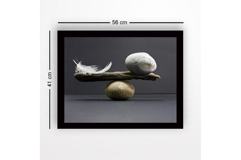 Indrammet lærredstryk i træ - 41x56 cm - Balance mellem sten og en fjer på et stykke træ - Grå / Beige / Hvid - Boligtilbehør - Billeder & kunst