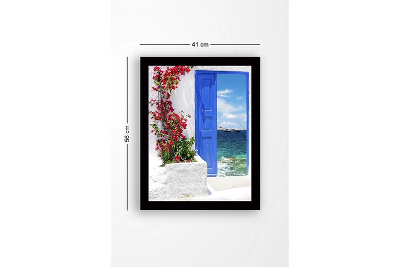 Indrammet lærredstryk i træ - 41x56 cm - Blå dør med blomster i rødt foran havudsigt - Blå / Rød / Hvid - Boligtilbehør - Billeder & kunst