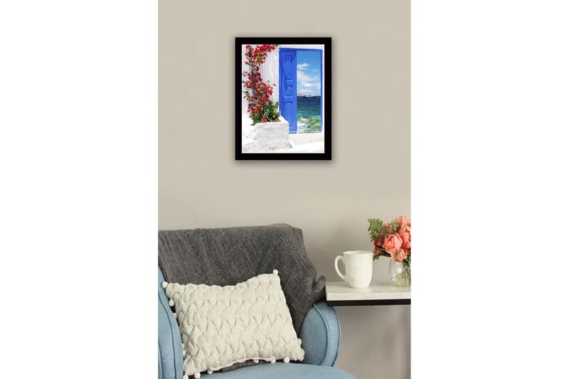 Indrammet lærredstryk i træ - 41x56 cm - Blå dør med blomster i rødt foran havudsigt - Blå / Rød / Hvid - Boligtilbehør - Billeder & kunst
