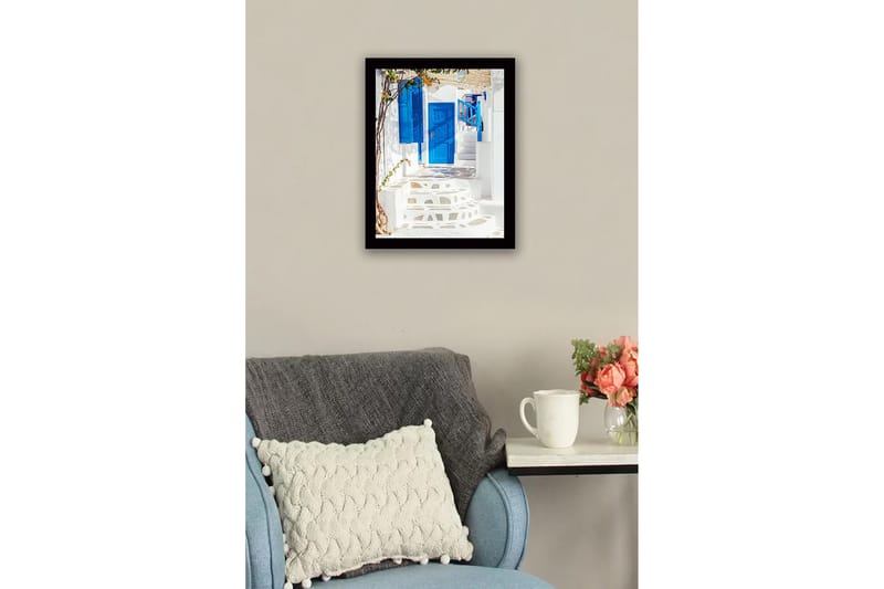 Indrammet lærredstryk i træ - 41x56 cm - Blå døre og trapper i en hvidkalket gyde - Blå / Hvid - Boligtilbehør - Billeder & kunst