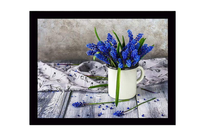 Indrammet lærredstryk i træ - 41x56 cm - Blomsterarrangement med blå perlehyacinter i en hvid kop, Blå / Grøn / Hvid