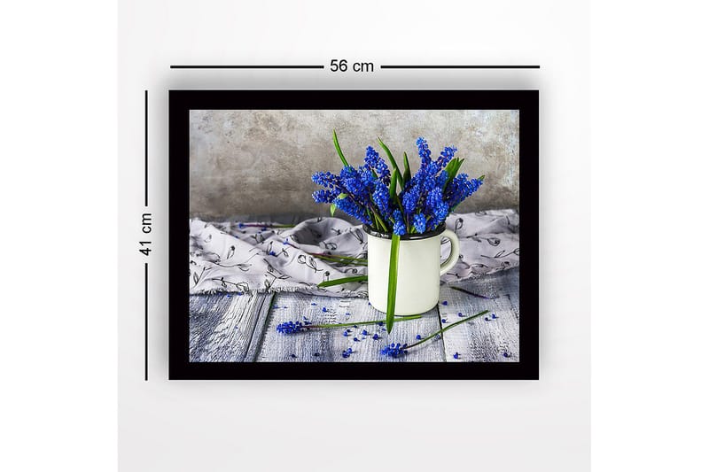 Indrammet lærredstryk i træ - 41x56 cm - Blomsterarrangement med blå perlehyacinter i en hvid kop - Blå / Grøn / Hvid - Boligtilbehør - Billeder & kunst