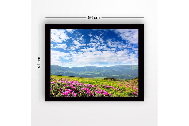 Indrammet lærredstryk i træ - 41x56 cm - Blomstrende eng med lyserøde blomster og fjerne bjerge i baggrunden - Lyserød / Grøn / Blå - Boligtilbehør - Billeder & kunst