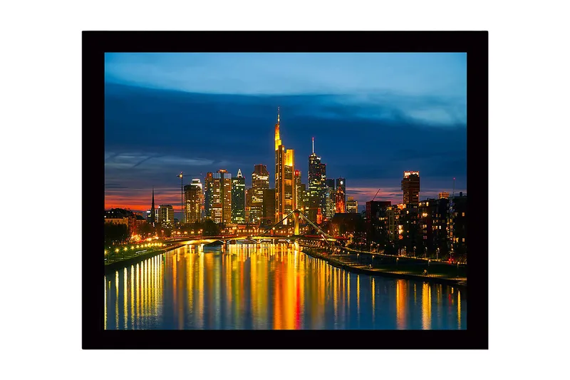 Indrammet lærredstryk i træ - 41x56 cm - Byens skyline i skumringen med refleksioner i vandet, Blå / Guld / Sort