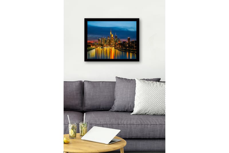 Indrammet lærredstryk i træ - 41x56 cm - Byens skyline i skumringen med refleksioner i vandet - Blå / Guld / Sort - Boligtilbehør - Billeder & kunst