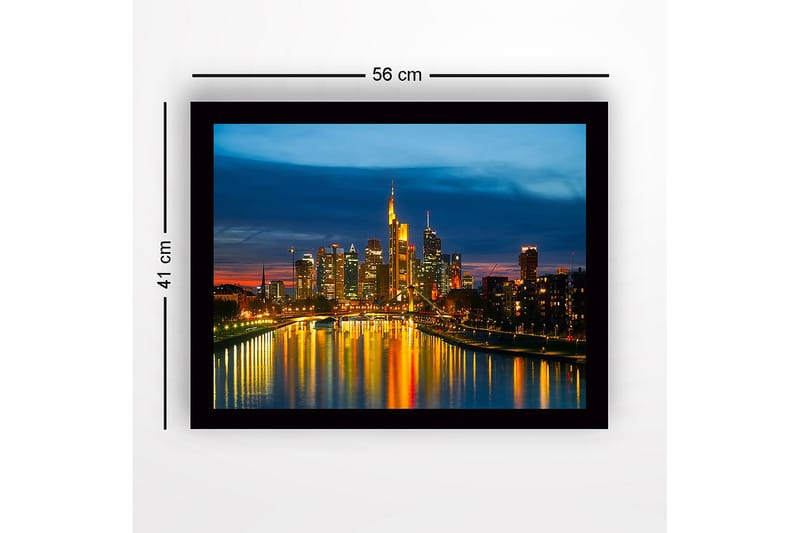 Indrammet lærredstryk i træ - 41x56 cm - Byens skyline i skumringen med refleksioner i vandet - Blå / Guld / Sort - Boligtilbehør - Billeder & kunst