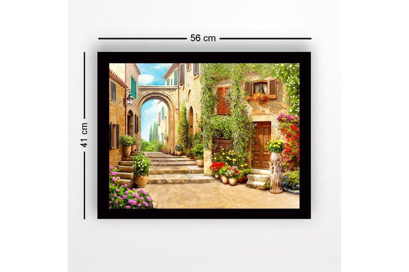 Indrammet lærredstryk i træ - 41x56 cm - Charmerende gyde med blomsterudsmykkede huse og en bue i baggrunden - Grøn / Gul / Lyserød - Boligtilbehør - Billeder & kunst