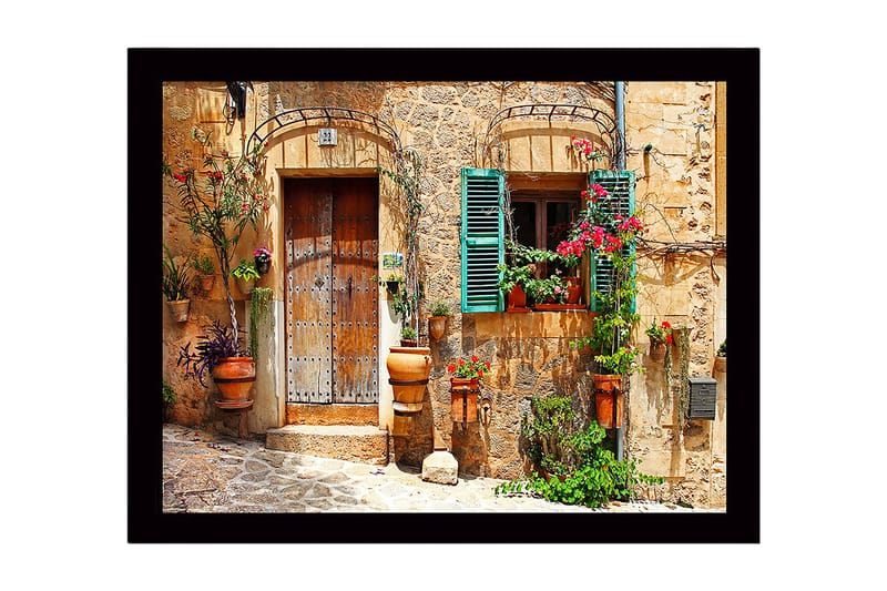 Indrammet lærredstryk i træ - 41x56 cm - Charmerende husfacade med blomsterdekorationer og grønne skodder, Terrakotta / Grøn / Beige