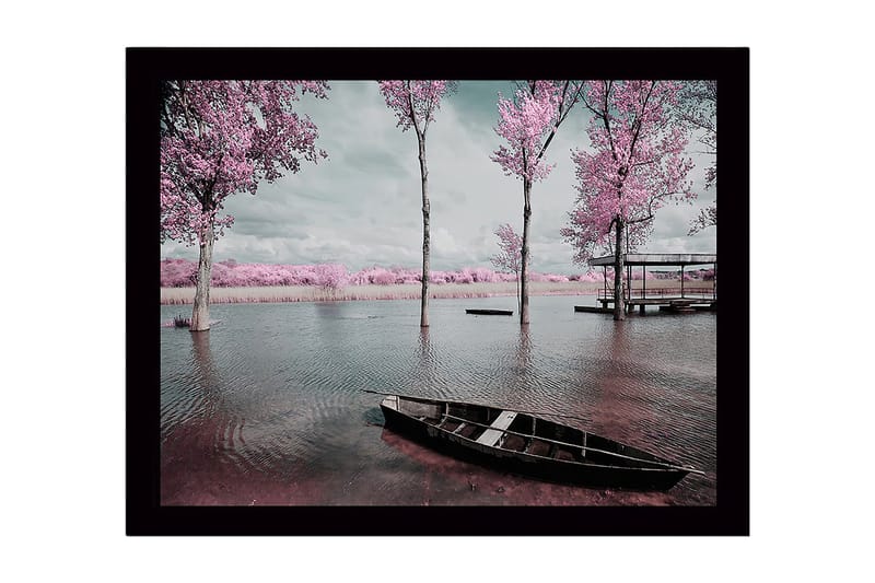 Indrammet lærredstryk i træ - 41x56 cm - Drømmende landskab med lyserøde træer ved en rolig sø, Lyserød / Grå / Sort