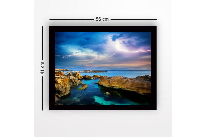 Indrammet lærredstryk i træ - 41x56 cm - Dramatisk havlandskab med tordenskyer og klippeformationer - Blå / Grøn / Beige - Boligtilbehør - Billeder & kunst