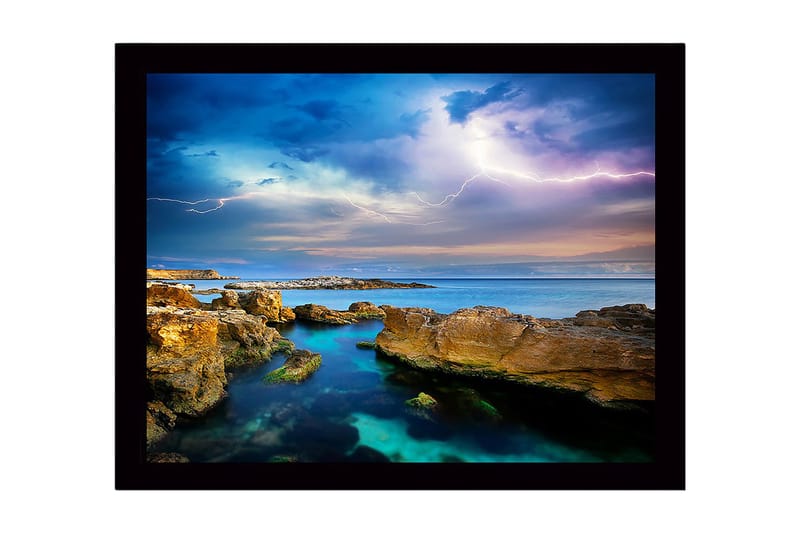 Indrammet lærredstryk i træ - 41x56 cm - Dramatisk havlandskab med tordenskyer og klippeformationer, Blå / Grøn / Beige