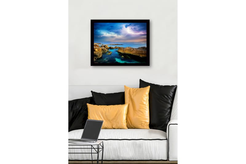 Indrammet lærredstryk i træ - 41x56 cm - Dramatisk havlandskab med tordenskyer og klippeformationer - Blå / Grøn / Beige - Boligtilbehør - Billeder & kunst