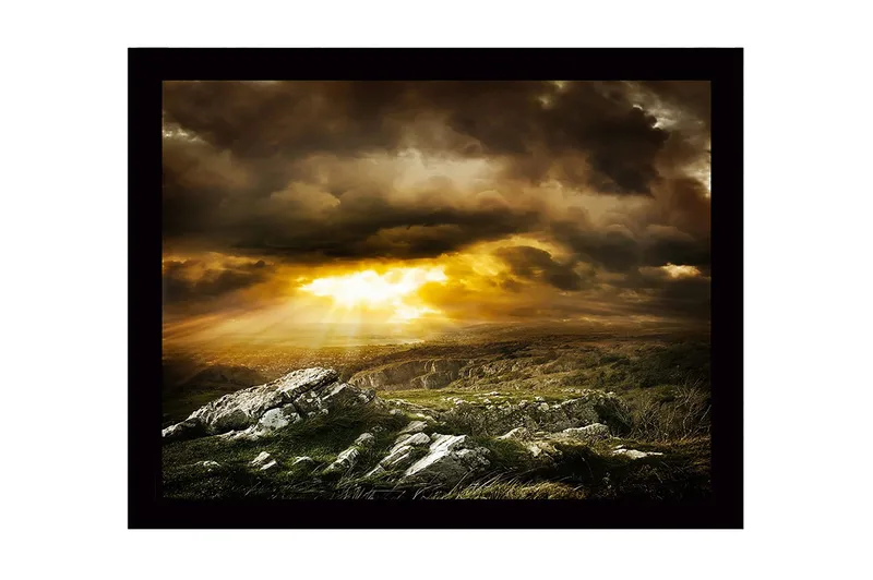 Indrammet lærredstryk i træ - 41x56 cm - Dramatisk landskab med solstråler, der bryder gennem skyerne, Guld / Mørkegrå / Grøn