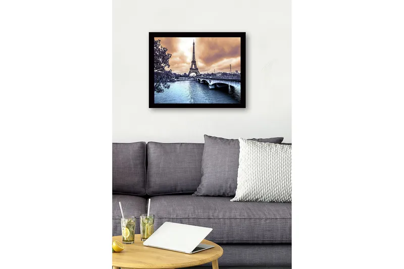 Indrammet lærredstryk i træ - 41x56 cm - Eiffeltårnet omgivet af en dramatisk himmel og en spejlblank flod - Blå / Orange / Grå - Boligtilbehør - Billeder & kunst