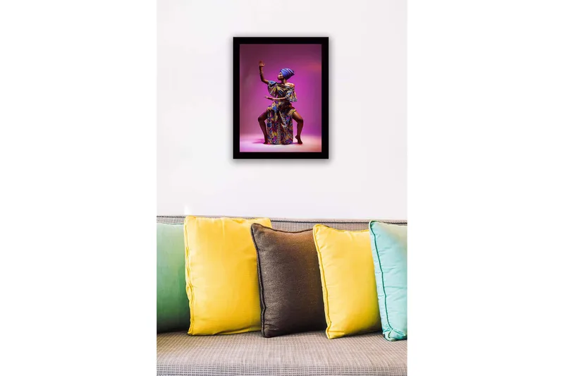 Indrammet lærredstryk i træ - 41x56 cm - Elegant kvinde i farverigt traditionelt tøj med en kraftfuld pose - Lilla / Blå / Guld - Boligtilbehør - Billeder & kunst