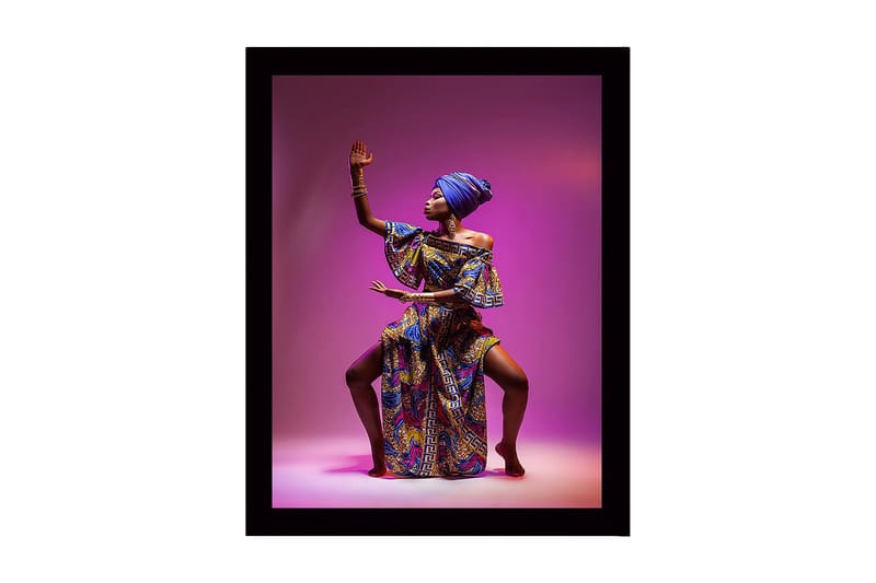 Indrammet lærredstryk i træ - 41x56 cm - Elegant kvinde i farverigt traditionelt tøj med en kraftfuld pose, Lilla / Blå / Guld