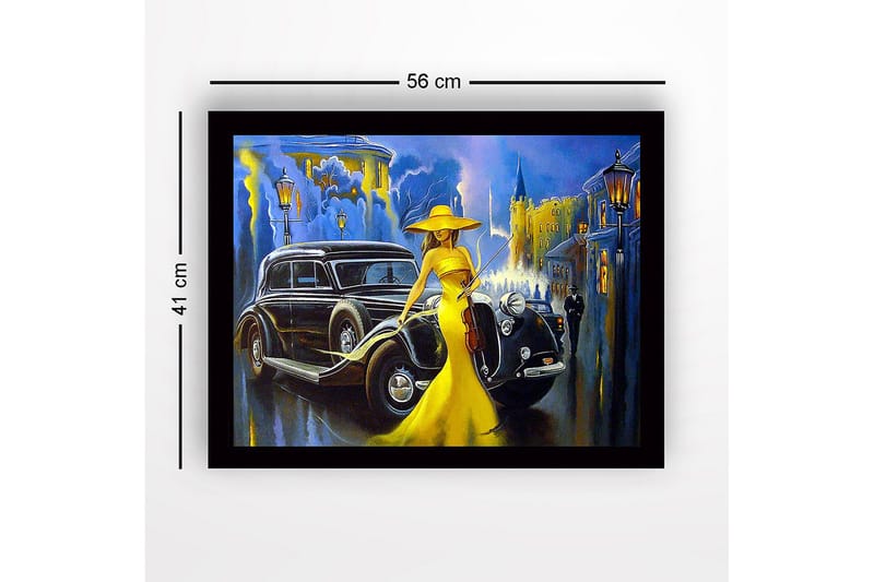 Indrammet lærredstryk i træ - 41x56 cm - Elegant kvinde i gul kjole med violin foran en klassisk bil i bymiljø - Gul / Sort / Blå - Boligtilbehør - Billeder & kunst