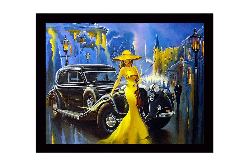 Indrammet lærredstryk i træ - 41x56 cm - Elegant kvinde i gul kjole med violin foran en klassisk bil i bymiljø, Gul / Sort / Blå