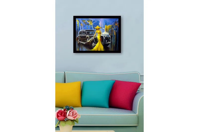 Indrammet lærredstryk i træ - 41x56 cm - Elegant kvinde i gul kjole med violin foran en klassisk bil i bymiljø - Gul / Sort / Blå - Boligtilbehør - Billeder & kunst