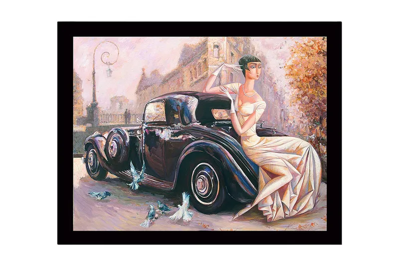 Indrammet lærredstryk i træ - 41x56 cm - Elegant kvinde i hvid kjole siddende på en klassisk bil, Sort / Beige / Lys pink