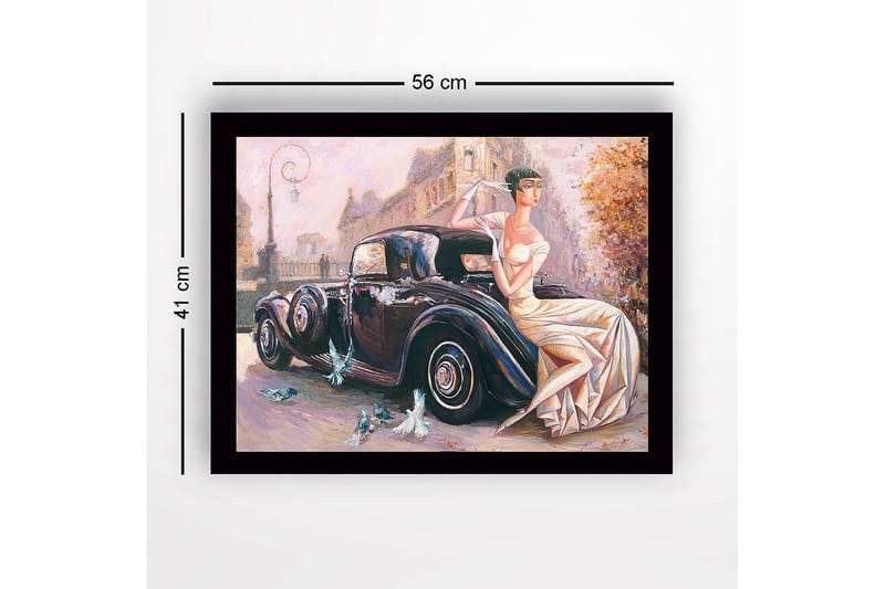 Indrammet lærredstryk i træ - 41x56 cm - Elegant kvinde i hvid kjole siddende på en klassisk bil - Sort / Beige / Lys pink - Boligtilbehør - Billeder & kunst