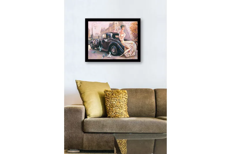 Indrammet lærredstryk i træ - 41x56 cm - Elegant kvinde i hvid kjole siddende på en klassisk bil - Sort / Beige / Lys pink - Boligtilbehør - Billeder & kunst