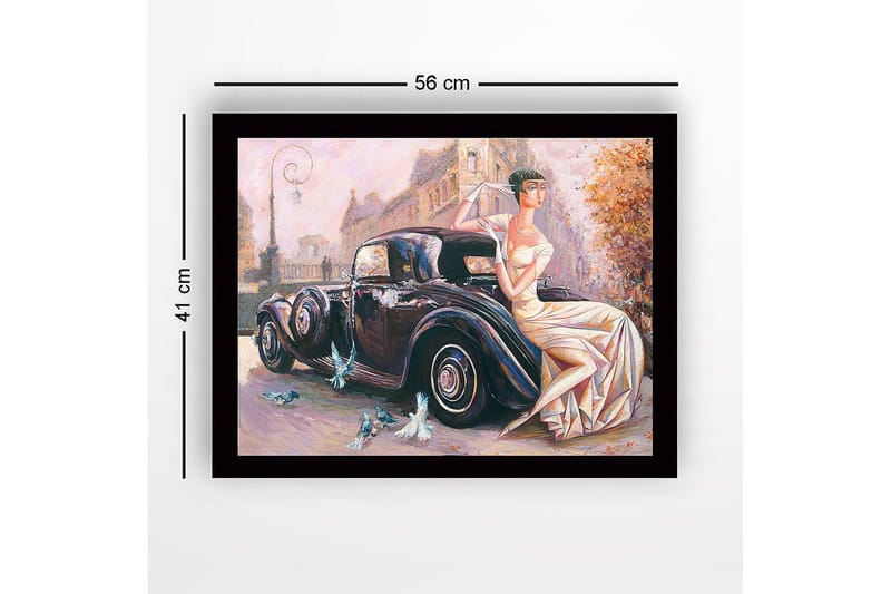 Indrammet lærredstryk i træ - 41x56 cm - Elegant kvinde i hvid kjole siddende på en klassisk bil - Sort / Beige / Lys pink - Boligtilbehør - Billeder & kunst