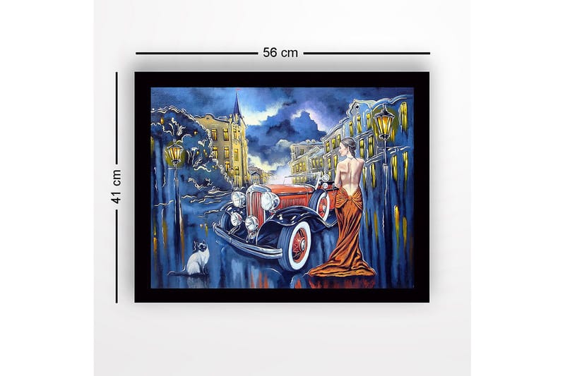 Indrammet lærredstryk i træ - 41x56 cm - Elegant kvinde i rød kjole ved en klassisk bil i bymiljø - Rød / Sort / Blå - Boligtilbehør - Billeder & kunst