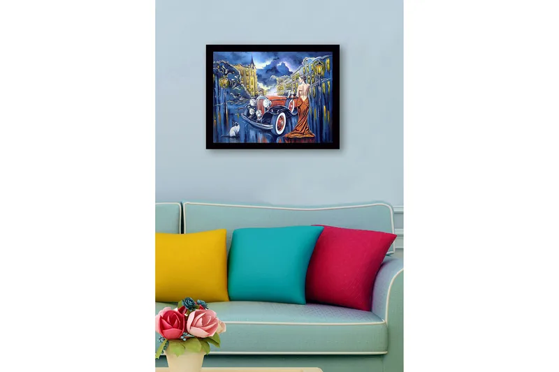 Indrammet lærredstryk i træ - 41x56 cm - Elegant kvinde i rød kjole ved en klassisk bil i bymiljø - Rød / Sort / Blå - Boligtilbehør - Billeder & kunst