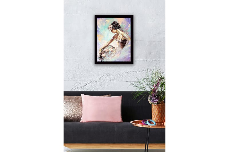 Indrammet lærredstryk i træ - 41x56 cm - Elegant kvinde i romantisk pose med blomster - Lys pink / Lyseblå / Lavendel - Boligtilbehør - Billeder & kunst