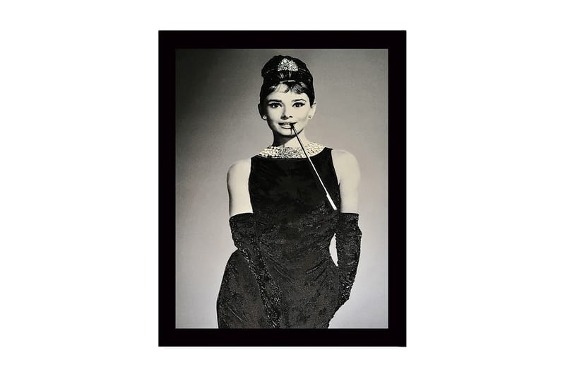 Indrammet lærredstryk i træ - 41x56 cm - Elegant kvinde i sort kjole med perlekæde og handsker, Sort / Hvid / Grå