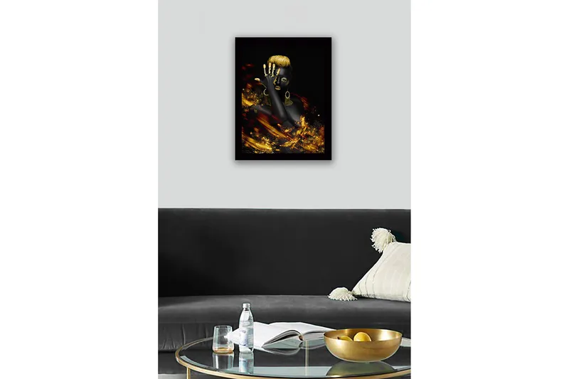 Indrammet lærredstryk i træ - 41x56 cm - Elegant kvinde med gyldne detaljer og sort baggrund - Sort / Guld - Boligtilbehør - Billeder & kunst