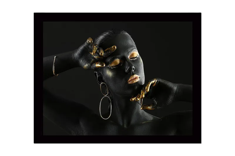 Indrammet lærredstryk i træ - 41x56 cm - Elegant portræt af en kvinde med sort kropsmaling og gyldne detaljer, Sort / Guld