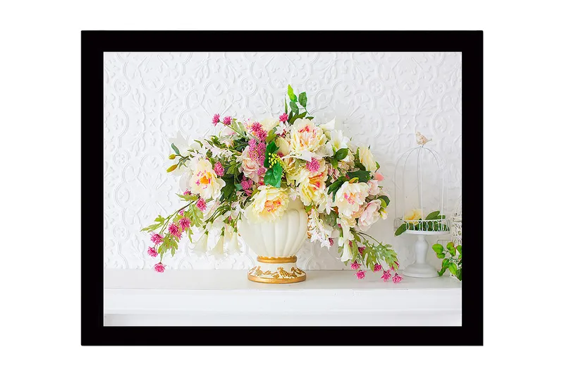 Indrammet lærredstryk i træ - 41x56 cm - Farverig blomsterbuket i en elegant vase, Lys pink / Grøn / Hvid