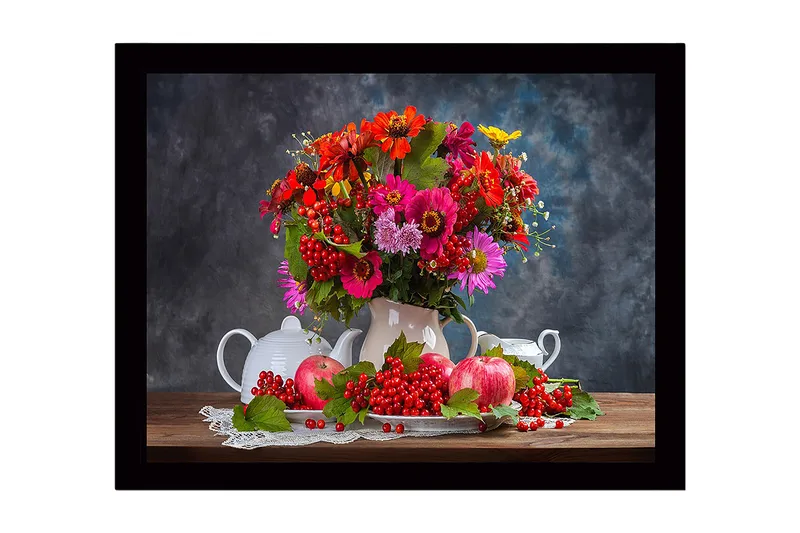 Indrammet lærredstryk i træ - 41x56 cm - Farverig blomsterbuket i en hvid kande med æbler og bær i en naturalistisk komposition - Rød / Grøn / Lyserød - Boligtilbehør - Billeder & kunst