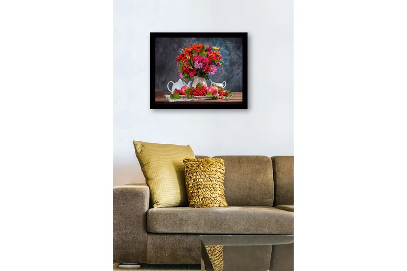 Indrammet lærredstryk i træ - 41x56 cm - Farverig blomsterbuket i en hvid kande med æbler og bær i en naturalistisk komposition - Rød / Grøn / Lyserød - Boligtilbehør - Billeder & kunst