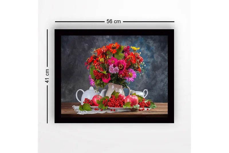 Indrammet lærredstryk i træ - 41x56 cm - Farverig blomsterbuket i en hvid kande med æbler og bær i en naturalistisk komposition - Rød / Grøn / Lyserød - Boligtilbehør - Billeder & kunst