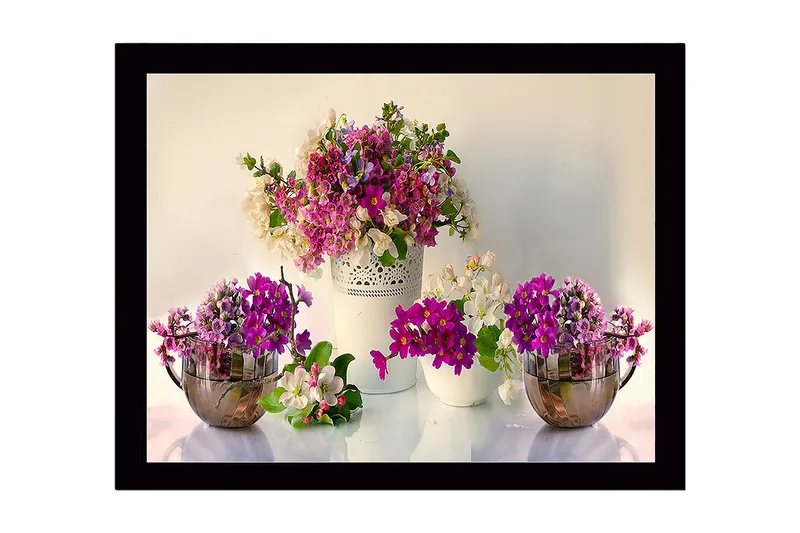 Indrammet lærredstryk i træ - 41x56 cm - Farverig blomsterbuket i forskellige nuancer af lilla og hvid, Lilla / Hvid