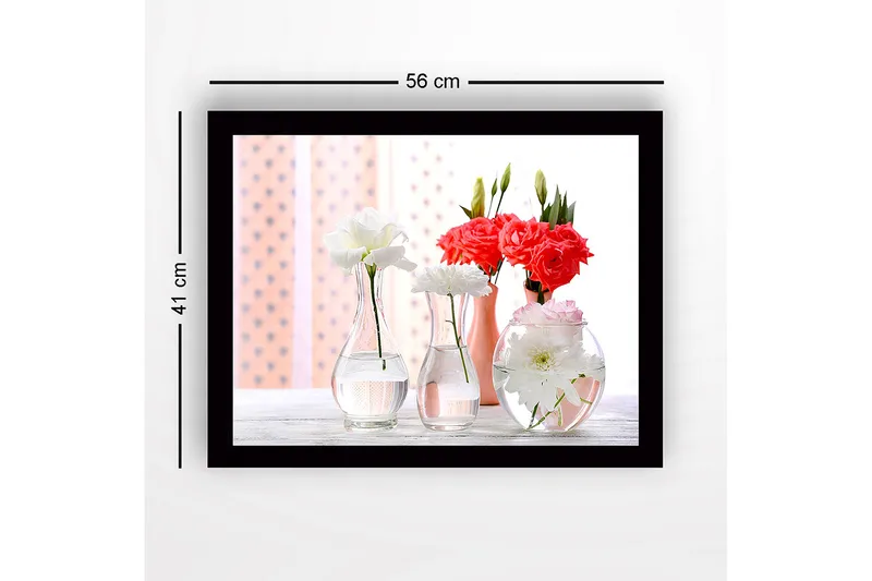 Indrammet lærredstryk i træ - 41x56 cm - Farverig blomsterbuket i glasvaser - Hvid / Pink / Rød - Boligtilbehør - Billeder & kunst