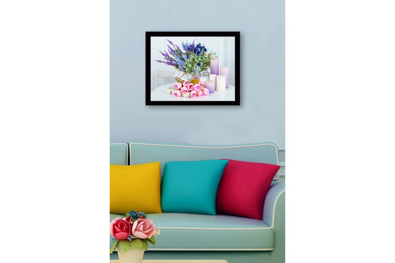 Indrammet lærredstryk i træ - 41x56 cm - Farverig blomsterbuket med klare lys og dekorationer - Lilla / Lyserød / Grøn - Boligtilbehør - Billeder & kunst