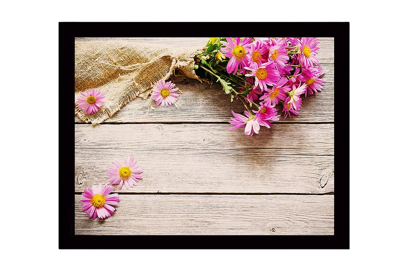 Indrammet lærredstryk i træ - 41x56 cm - Farverig blomsterbuket på en træoverflade, Lyserød / Gul / Brun