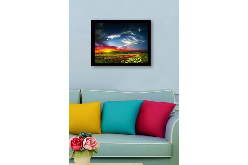 Indrammet lærredstryk i træ - 41x56 cm - Farverig blomstereng under en dramatisk solnedgang - Rød / Gul / Grøn - Boligtilbehør - Billeder & kunst