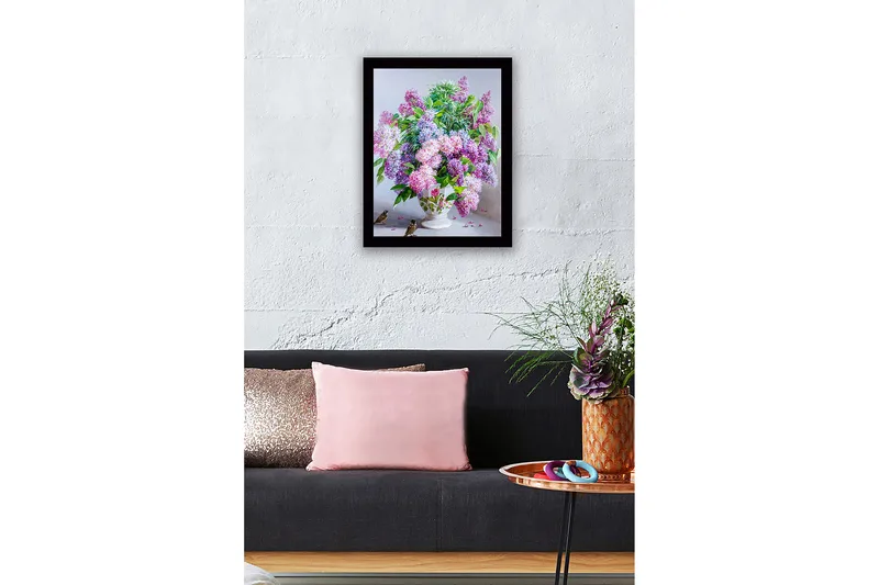 Indrammet lærredstryk i træ - 41x56 cm - Farverig buket af lilla blomster i en smuk vase - Lilla / Grøn / Hvid - Boligtilbehør - Billeder & kunst