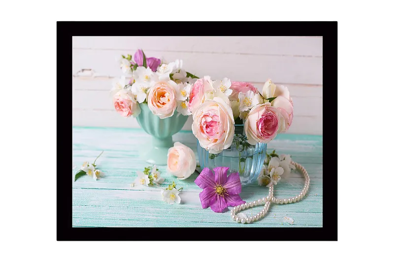 Indrammet lærredstryk i træ - 41x56 cm - Farverig buket af roser og blomster i elegante vaser - Lyserød / Hvid / Lilla - Boligtilbehør - Billeder & kunst
