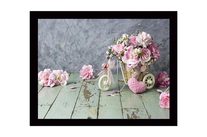 Indrammet lærredstryk i træ - 41x56 cm - Farverig buket blomster i en kurv på en træoverflade, Lyserød / Grøn / Beige