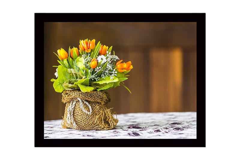 Indrammet lærredstryk i træ - 41x56 cm - Farverig buket tulipaner i en jutepose, Orange / Grøn / Hvid