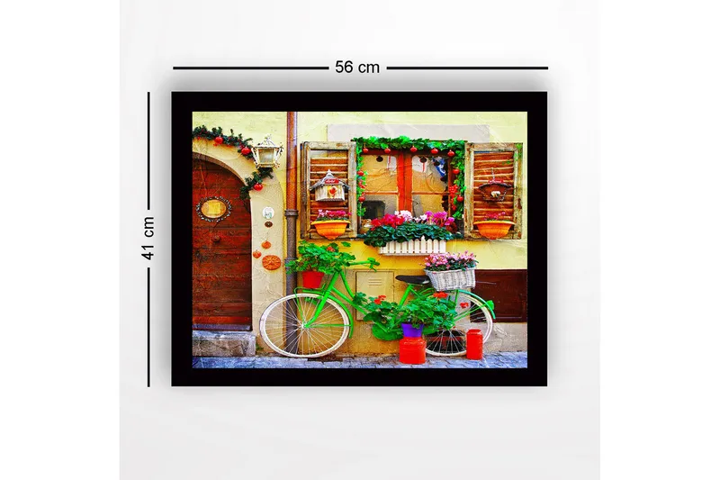 Indrammet lærredstryk i træ - 41x56 cm - Farverig cykel med blomster og dekorationer ved en charmerende dør - Grøn / Rød / Lyserød - Boligtilbehør - Billeder & kunst