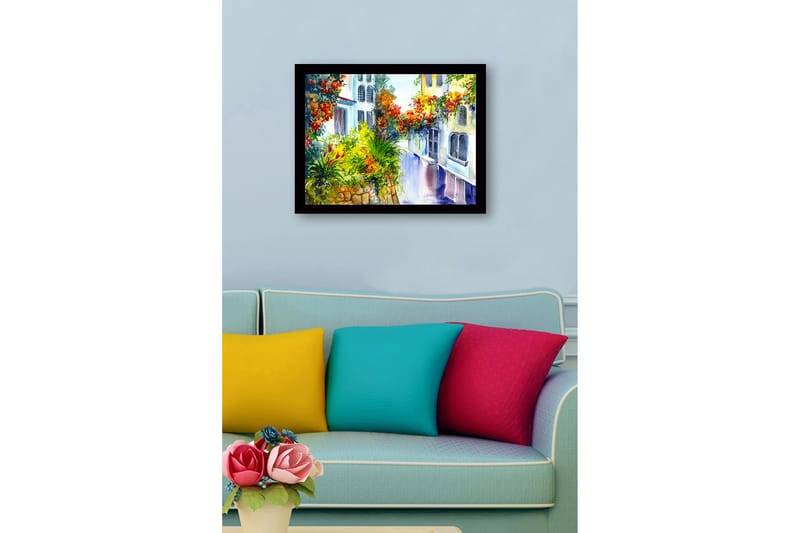 Indrammet lærredstryk i træ - 41x56 cm - Farverig gade med blomstrende planter og husfacader - Grøn / Rød / Gul - Boligtilbehør - Billeder & kunst