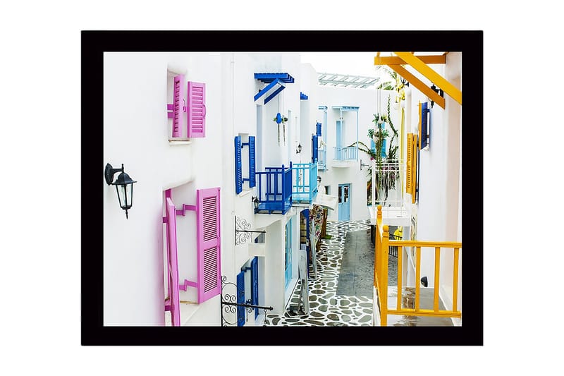 Indrammet lærredstryk i træ - 41x56 cm - Farverig gade med hvide huse og farverige skodder, Lyserød / Blå / Gul
